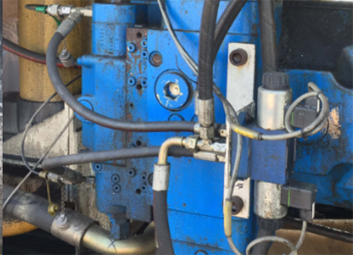 在线油液监测箱取油口与回油口的安装